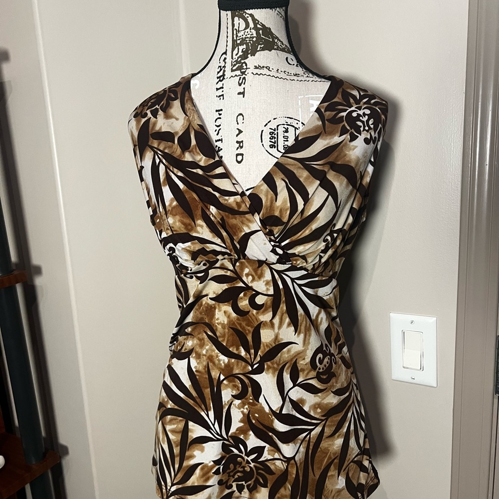 Women’s Short-Sleeve V-Neck Floral Print Tee in Brown and Cream